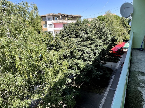 Тристаен апартамент в Лом - 110 кв.м за 610 €/кв.м - Снимка #1