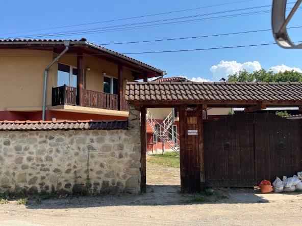 Хотел в Троян - 1240 кв.м за 231 €/кв.м - Снимка #1