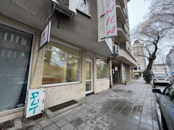 Дава се под наем Магазин в Пловдив, Централна гара - 83 кв.м за 561 € - Снимка #1