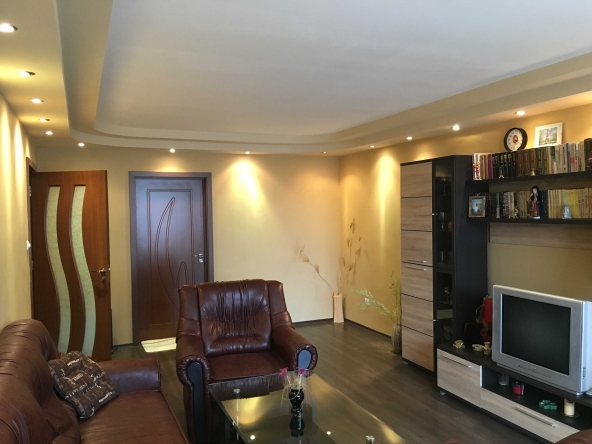 Тристаен апартамент в Хасково, Дружба 1 - 120 кв.м за 1084 €/кв.м - Снимка #1
