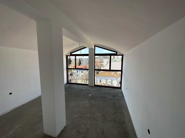 Тристаен апартамент в Пловдив, Център - 175 кв.м за 1020 €/кв.м - Снимка #1