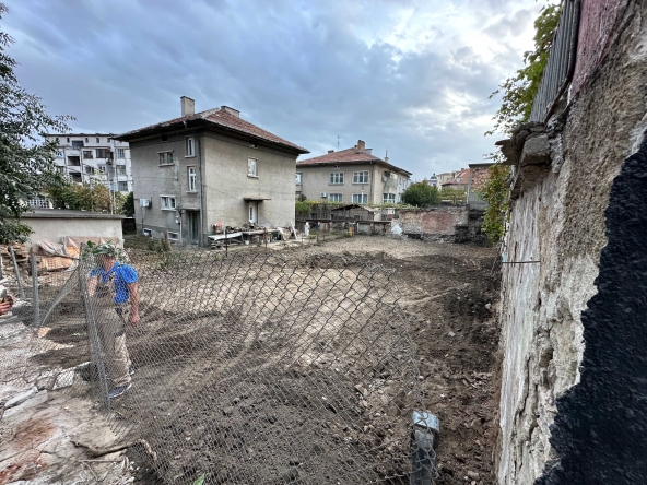 Парцел в Карлово - 352 кв.м за 313 €/кв.м - Снимка #1