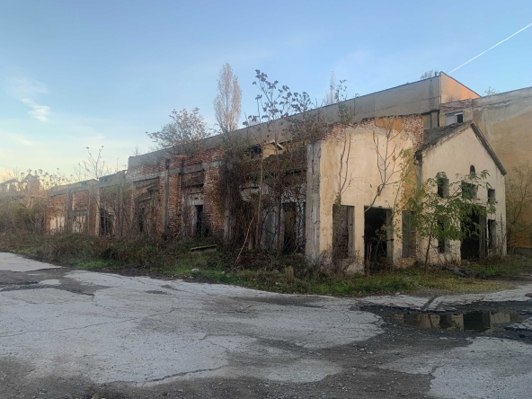 Промишлена сграда в Карлово - 3547 кв.м за 22 €/кв.м - Снимка #1