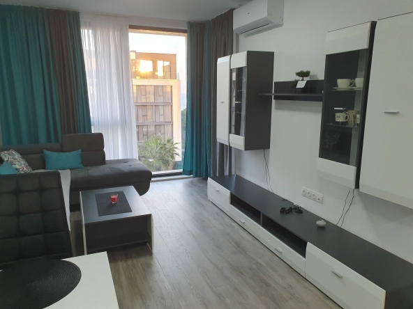 Дава се под наем Двустаен апартамент в к.к. Св.Св. Константин и Елена - 50 кв.м за 663 € - Снимка #1