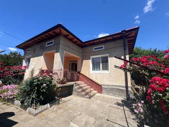 Къща в с. Бреница, Област Плевен - 500 кв.м за 100 €/кв.м - Снимка #1