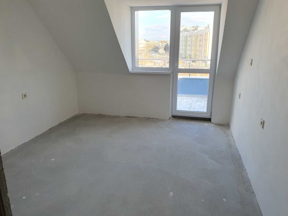 Тристаен апартамент в Казанлък - 103 кв.м за 867 €/кв.м - Снимка #1