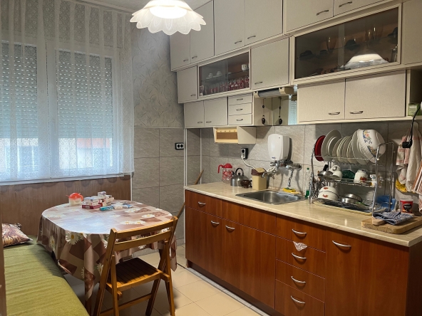 Тристаен апартамент в Благоевград, Идеален център - 81 кв.м за 1544 €/кв.м - Снимка #1