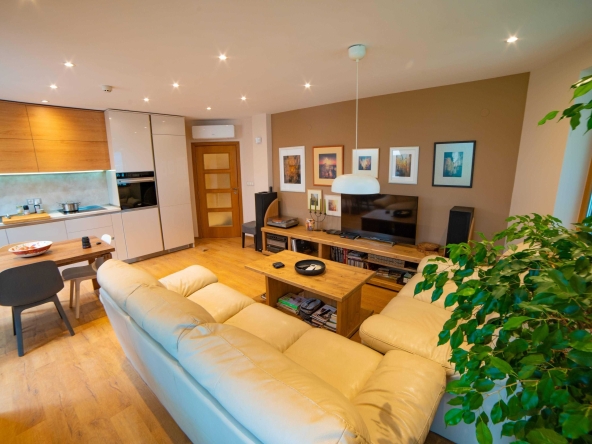 Многостаен апартамент в Благоевград, Освобождение - 135 кв.м за 945 €/кв.м - Снимка #1