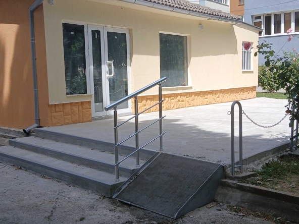 Дава се под наем Магазин в Ловеч, Червен бряг - 22 кв.м за 348.84 € - Снимка #1