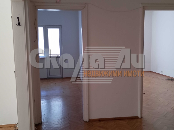Дава се под наем Четиристаен апартамент в София, Център - 130 кв.м за 714 € - Снимка #1