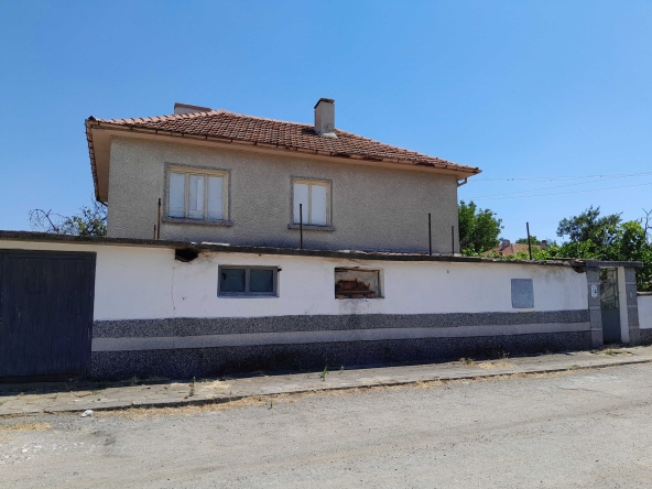 Къща в Първомай - 900 кв.м за 68 €/кв.м - Снимка #1