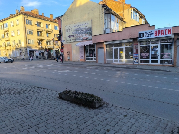 Дава се под наем Магазин в Казанлък - 25 кв.м за 178.5 € - Снимка #1