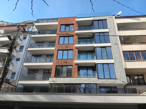 Дава се под наем Тристаен апартамент в Перник, Център - 125 кв.м за 550 € - Снимка #1