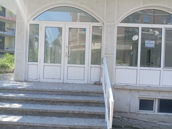 Дава се под наем Магазин в Кърджали, Център - 47 кв.м за 204 € - Снимка #1