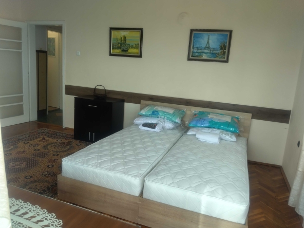 Дава се под наем Тристаен апартамент в Варна, Център - 80 кв.м за 348.84 € - Снимка #1