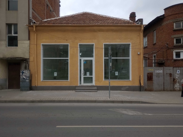 Дава се под наем Магазин в Ямбол, Център - 90 кв.м за 598.23 € - Снимка #1