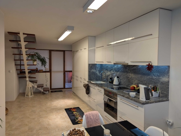 Тристаен апартамент в Варна, Център - 120 кв.м за 2125 €/кв.м - Снимка #1