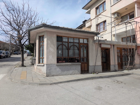 Дава се под наем Магазин в Карлово - 44 кв.м за 204 € - Снимка #1