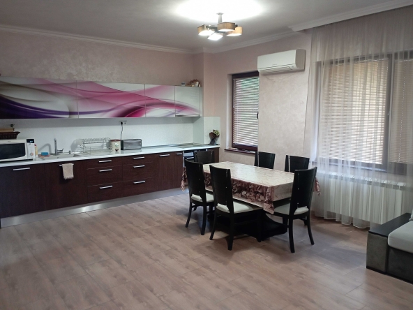 Дава се под наем Къща в Варна, Цветен квартал - 140 кв.м за 1200 € - Снимка #1