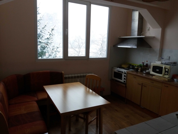 Дава се под наем Тристаен апартамент в Велико Търново, Център - 82 кв.м за 76.5 € - Снимка #1