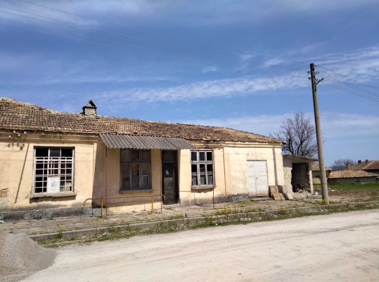 Дава се под наем Промишлена сграда в с. Имренчево, Област Шумен - 109 кв.м за 298.86 € - Снимка #1