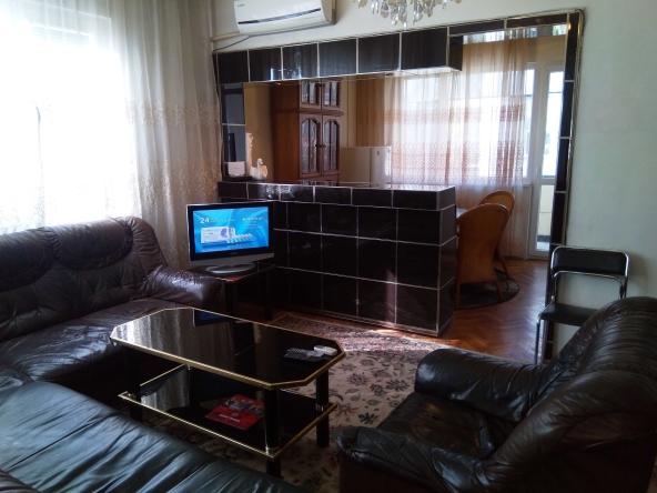 Дава се под наем Тристаен апартамент в Велико Търново, Център - 110 кв.м за 306 € - Снимка #1