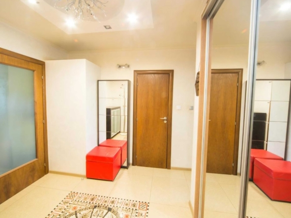 Дава се под наем Тристаен апартамент в Бургас, Лазур - 100 кв.м за 816 € - Снимка #1