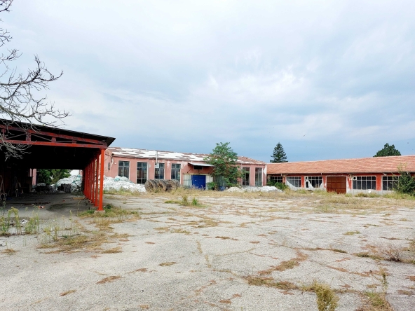 Дава се под наем Склад в с. Езерово, Област Пловдив - 6200 кв.м за 325000 € - Снимка #1