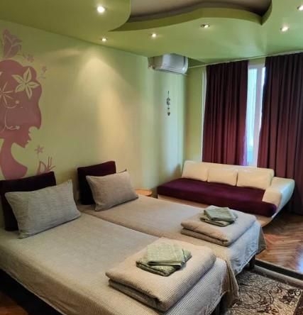 Дава се под наем Двустаен апартамент в Бургас, Лазур - 68 кв.м за 612 € - Снимка #1