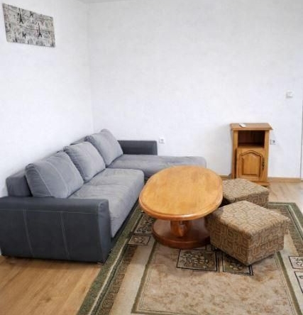 Дава се под наем Тристаен апартамент в Варна, Цветен квартал - 85 кв.м за 448.8 € - Снимка #1