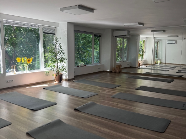 Дава се под наем Офис в Варна, Център - 90 кв.м за 15.3 € - Снимка #1