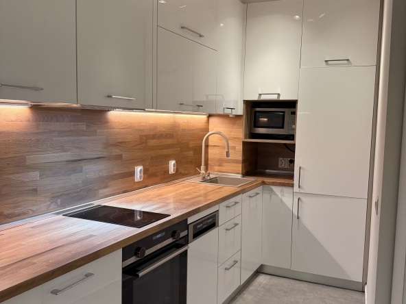 Дава се под наем Тристаен апартамент в София, Оборище - 78 кв.м за 877.2 € - Снимка #1