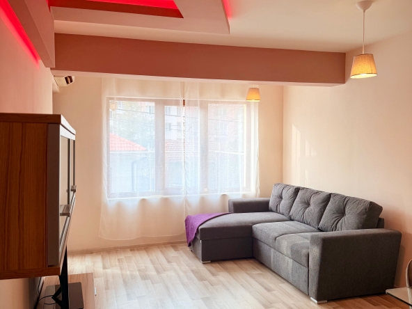 Дава се под наем Двустаен апартамент в София, Център - 106 кв.м за 638.01 € - Снимка #1