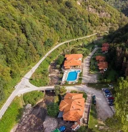 Дава се под наем Хотел в София, Павлово - 900 кв.м за 2550 € - Снимка #1