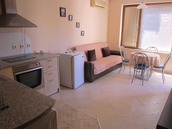 Дава се под наем Двустаен апартамент в Бургас, Лазур - 62 кв.м за 300 € - Снимка #1