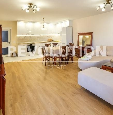 Дава се под наем Тристаен апартамент в Варна, Център - 160 кв.м за 1300 € - Снимка #1