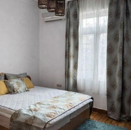 Дава се под наем Тристаен апартамент в Варна, Център - 88 кв.м за 648.21 € - Снимка #1