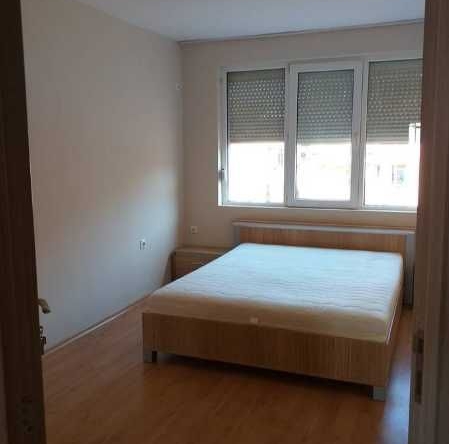 Дава се под наем Тристаен апартамент в Бургас, Меден рудник - зона А - 93 кв.м за 175 € - Снимка #1