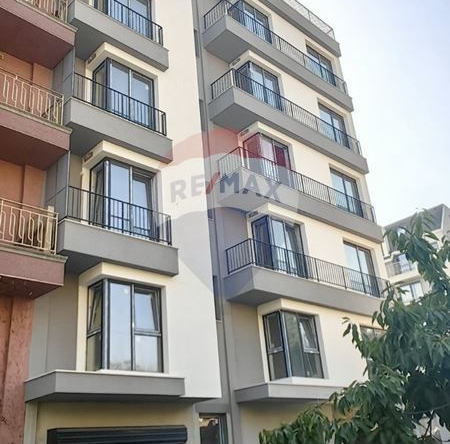 Двустаен апартамент в Варна, Погреби - 75 кв.м за 2080 €/кв.м - Снимка #1