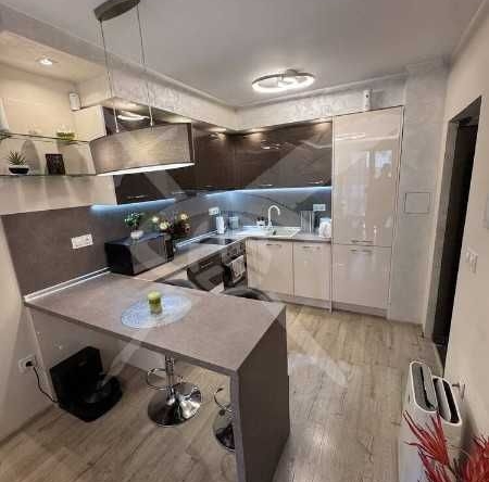 Двустаен апартамент в Бургас, Лазур - 56 кв.м за 1855 €/кв.м - Снимка #1