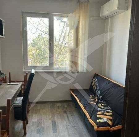 Дава се под наем Тристаен апартамент в Хисаря - 74 кв.м за 438.6 € - Снимка #1