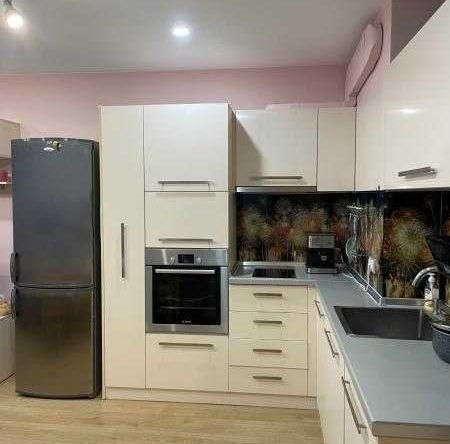 Дава се под наем Тристаен апартамент в Бургас, Център - 78 кв.м за 510 € - Снимка #1