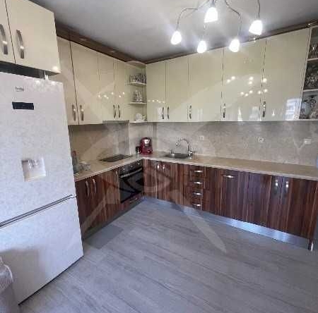 Тристаен апартамент в Пловдив, Младежки Хълм - 101 кв.м за 1981 €/кв.м - Снимка #1
