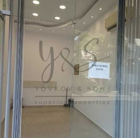 Дава се под наем Магазин в Пловдив, Център - 15 кв.м за 275.4 € - Снимка #1