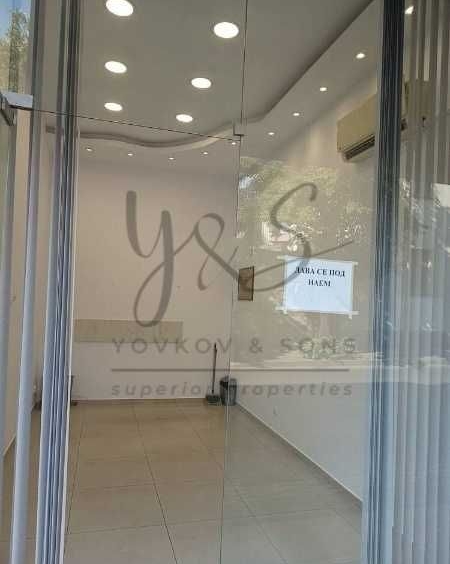 Дава се под наем Магазин в Пловдив, Център - 15 кв.м за 275.4 € - Снимка #1