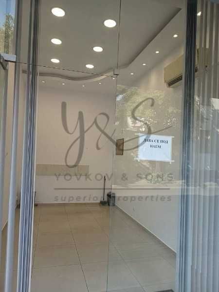 Дава се под наем Магазин в Пловдив, Център - 15 кв.м за 275.4 € - Снимка #1