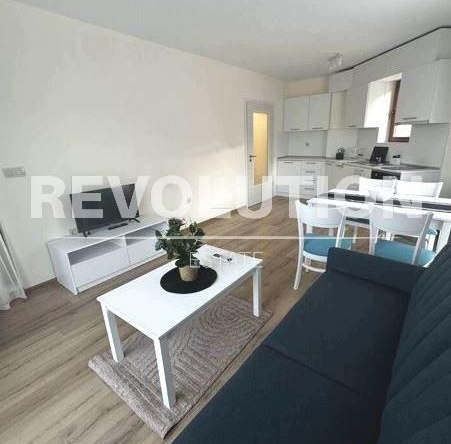 Дава се под наем Тристаен апартамент в Варна, Аспарухово - 91 кв.м за 847.62 € - Снимка #1