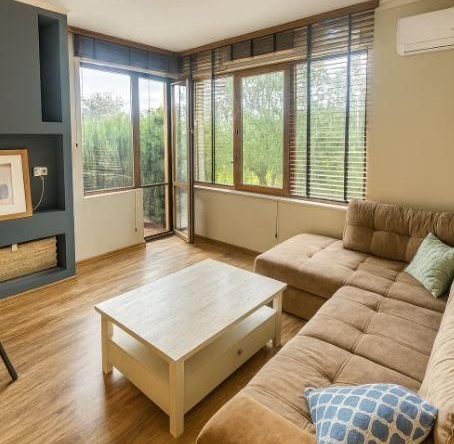 Дава се под наем Тристаен апартамент в Варна, м-т Траката - 100 кв.м за 650 € - Снимка #1