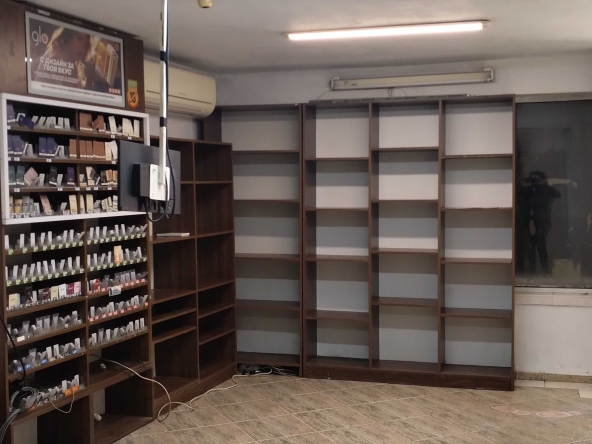 Дава се под наем Магазин в Варна, Колхозен пазар - 60 кв.м за 408 € - Снимка #1