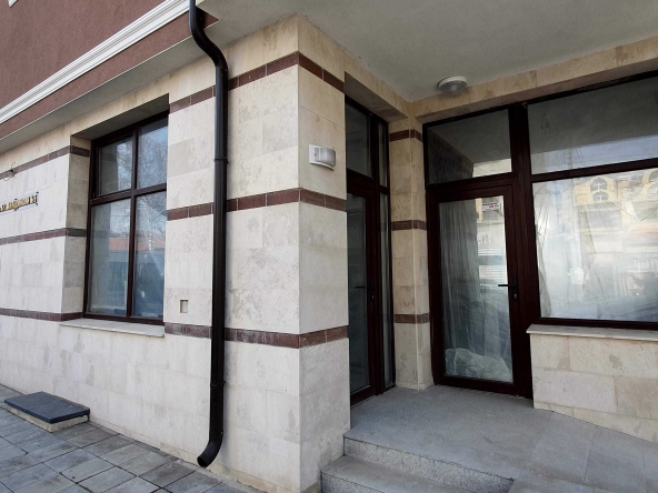 Дава се под наем Магазин в Айтос - 40 кв.м за 178.5 € - Снимка #1